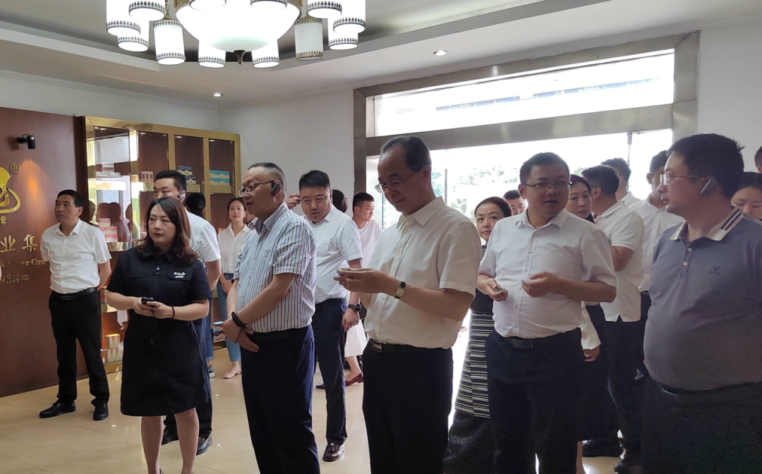 阿壩州政協(xié)副主席、阿壩縣委書(shū)記馮崢勇一行赴四川逢春參觀(guān)調(diào)研